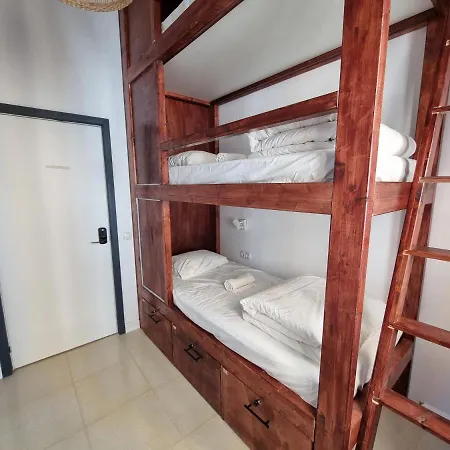 Compass House Ostello *