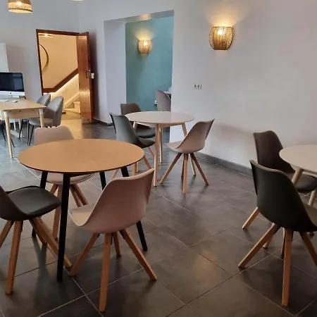 Compass House Ostello *