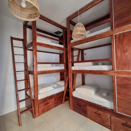 Compass House Ostello *