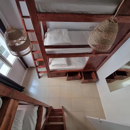 Compass House 旅馆